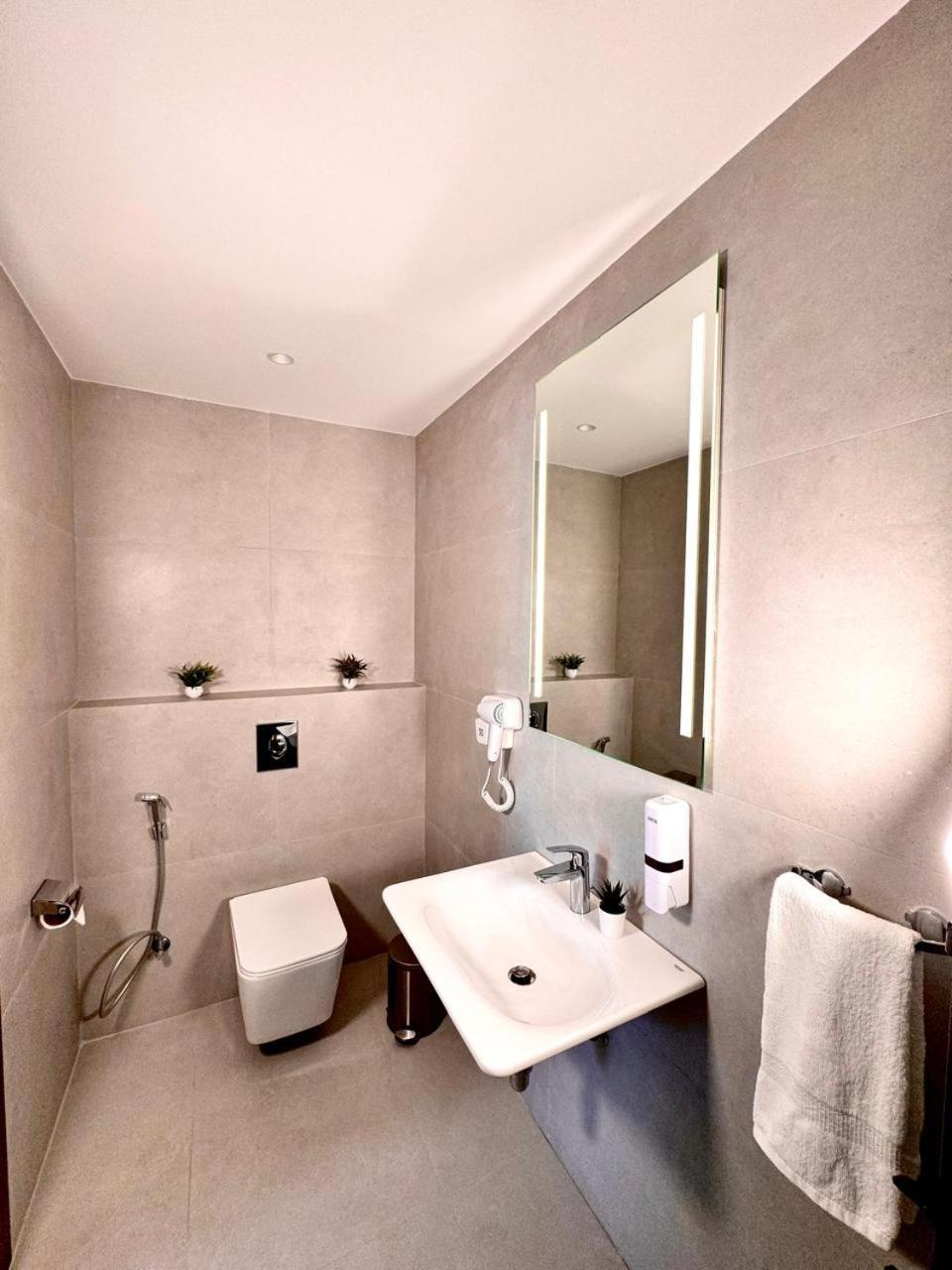 New Merryland Hotel Amman Bagian luar foto